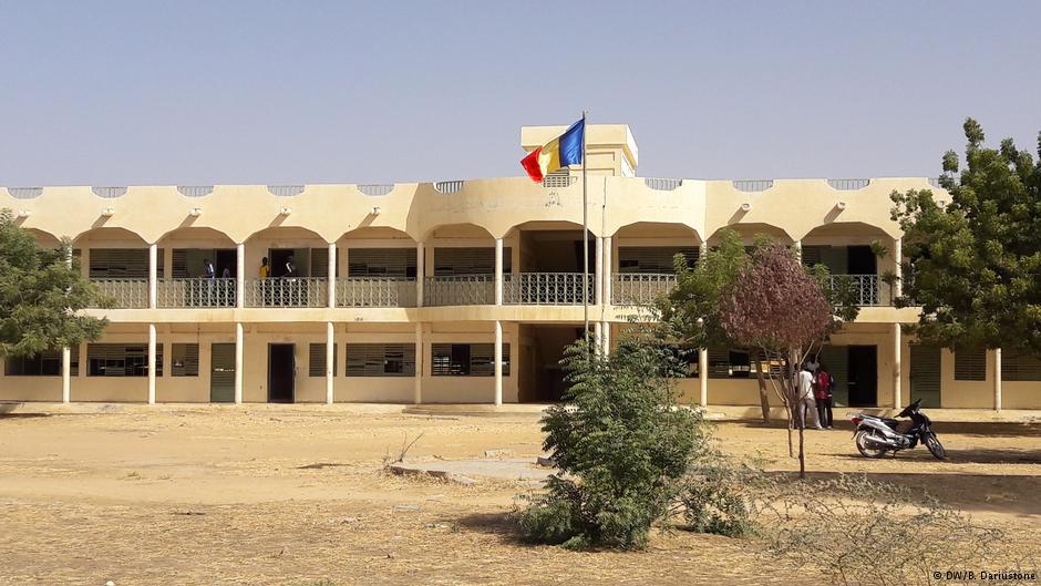 Tchad: Le ministère de l’Education nationale instaure la levée obligatoire des couleurs