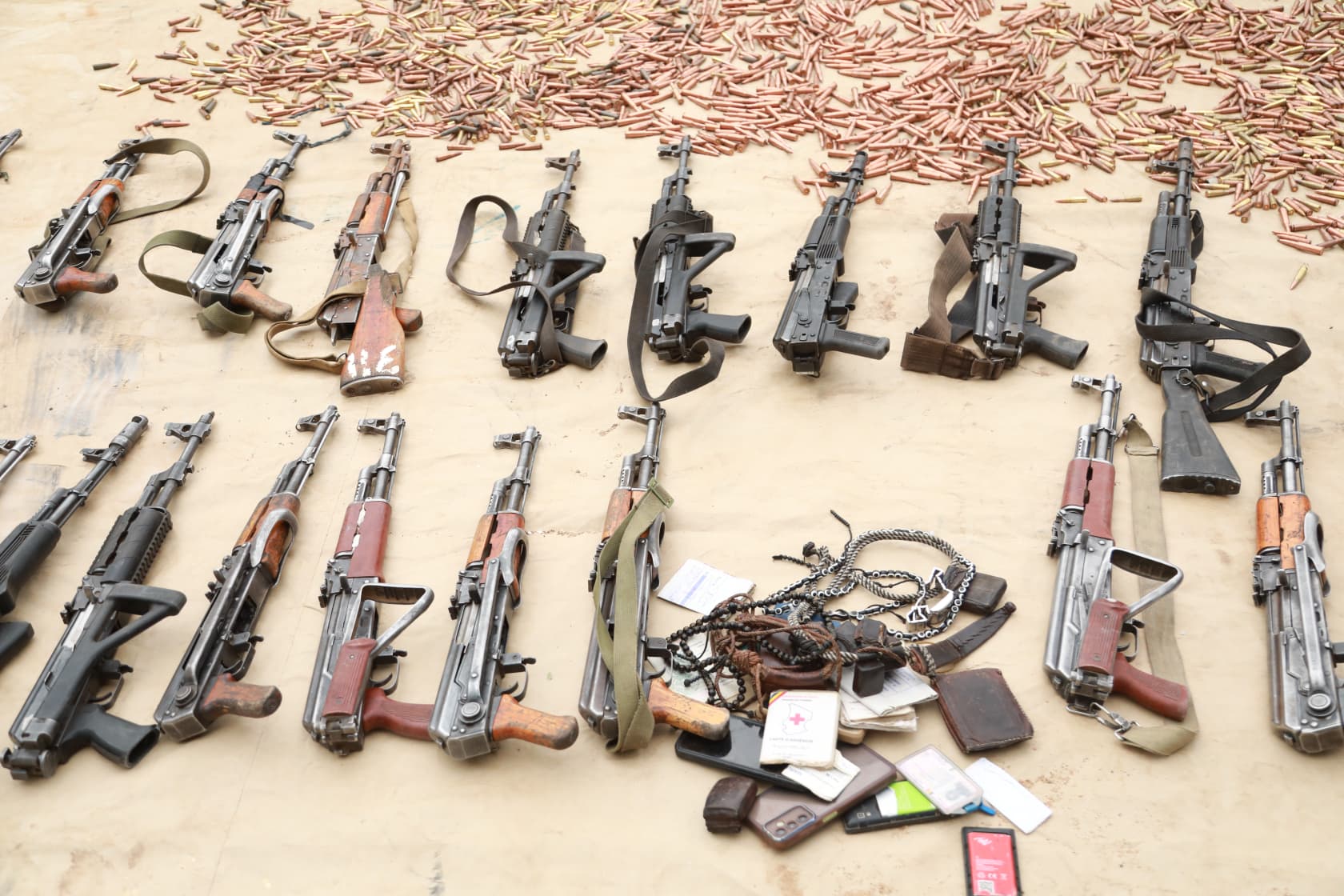 Mongo : présentation publique des armes saisies et de présumés malfrats arrêtés par les forces de sécurité