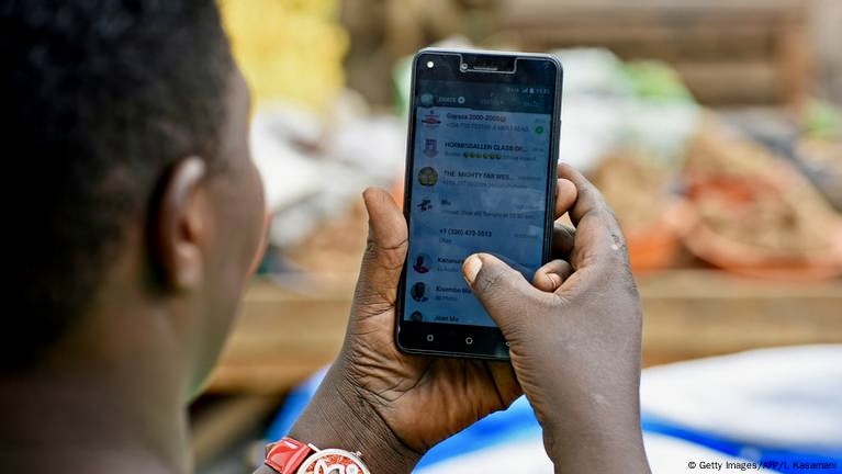 Facebook, TikTok, Snapchat… quand la vie privée devient publique au Tchad
