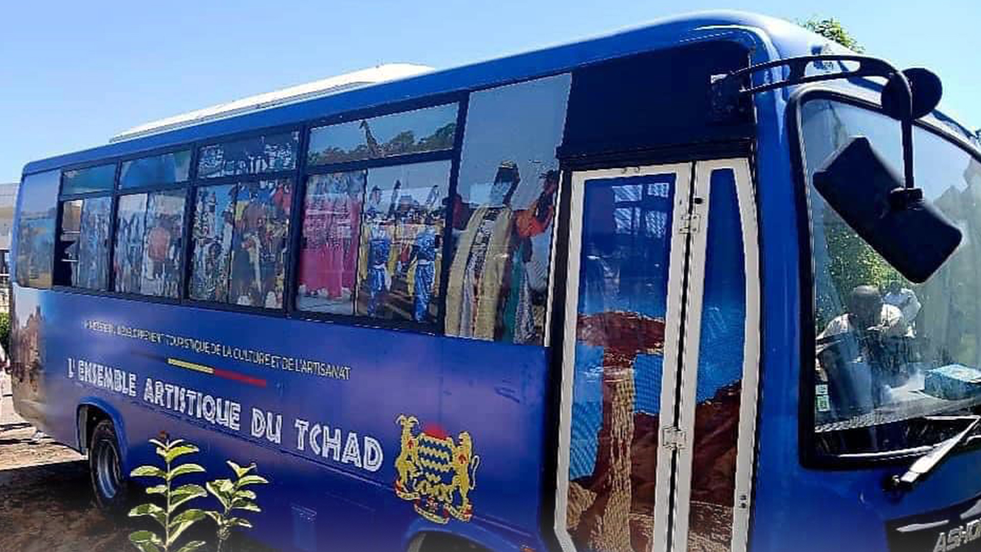 Près d’un an plus tard, le bus des artistes n’a toujours pas quitté sa place.