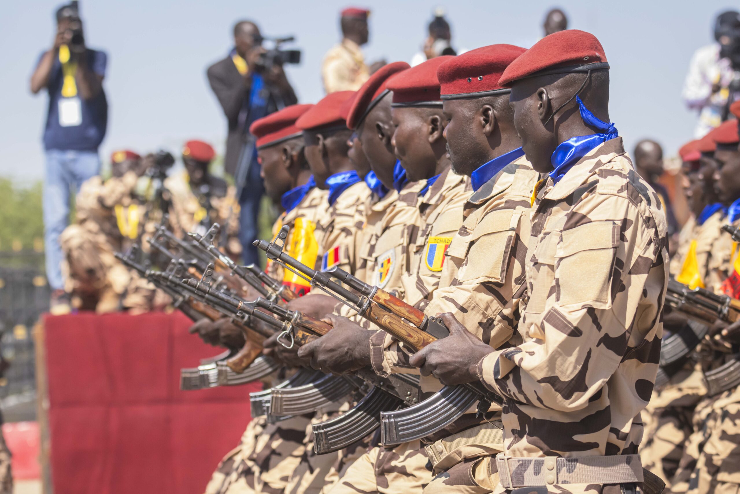 Armées : cassation de grade et radiation de deux officiers par décret
