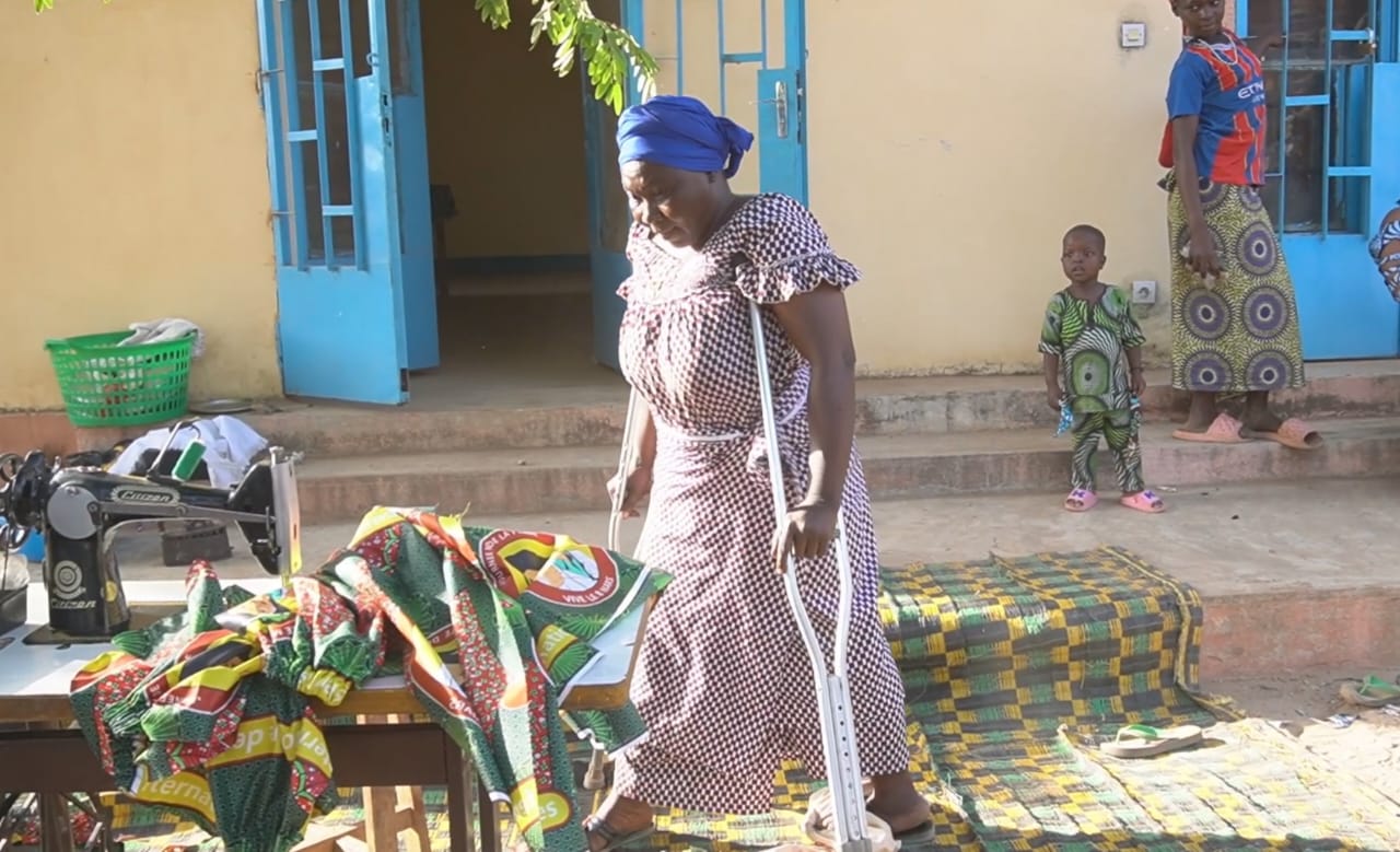 Portrait : Nekalro Félicité, une femme qui défie le handicap par la couture