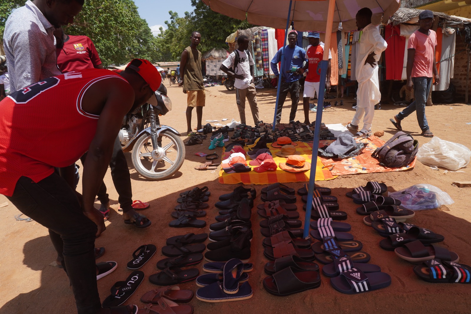 Moundou : des jeunes misent sur le commerce de chaussures de friperie pour gagner leur vie
