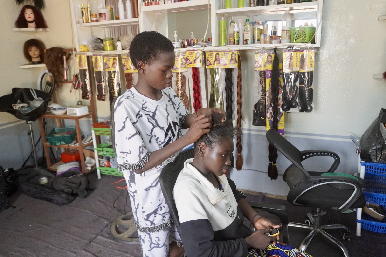 Moundou : à 14 ans, Dingamnodji Lys fait de la coiffure un métier et défie les préjugés