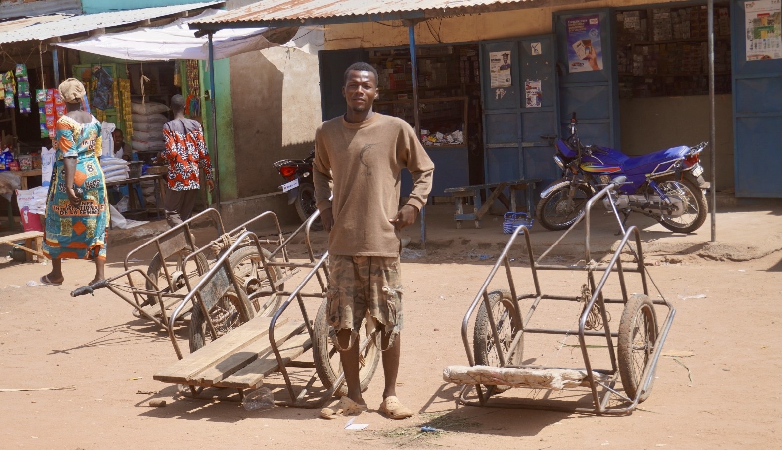 Moundou : un jeune bachelier finance son avenir grâce au métier de pousseur