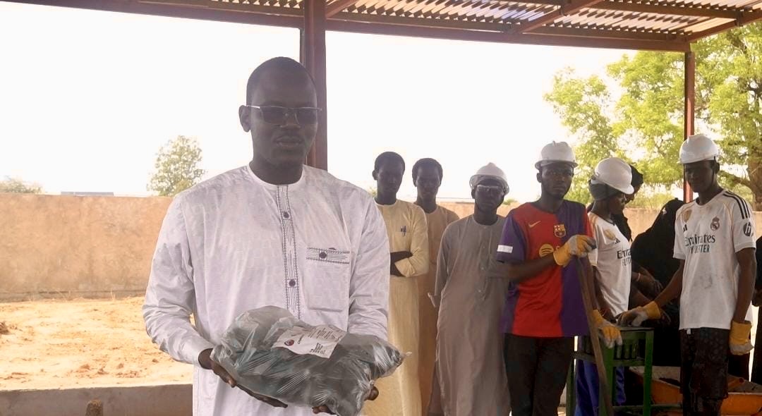 Mongo : des étudiants formés à la fabrication du charbon écologique
