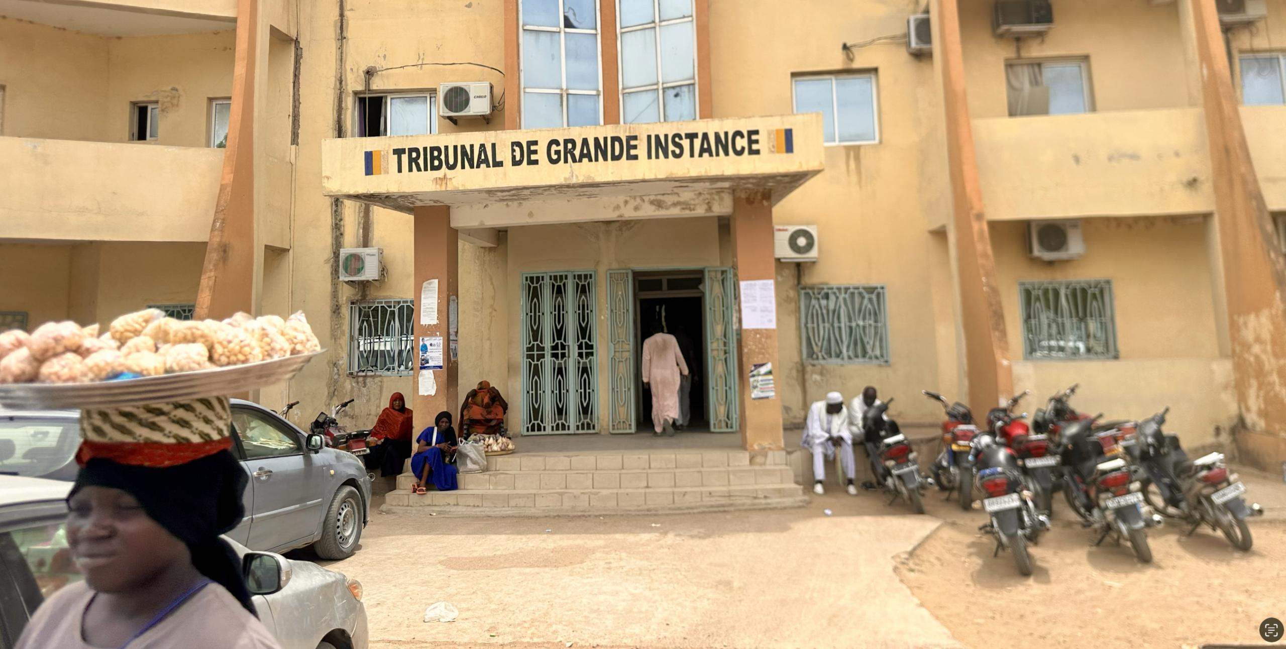 N’Djamena : les démarcheurs et vendeurs ambulants interdits d’accès à la cour du Palais de justice