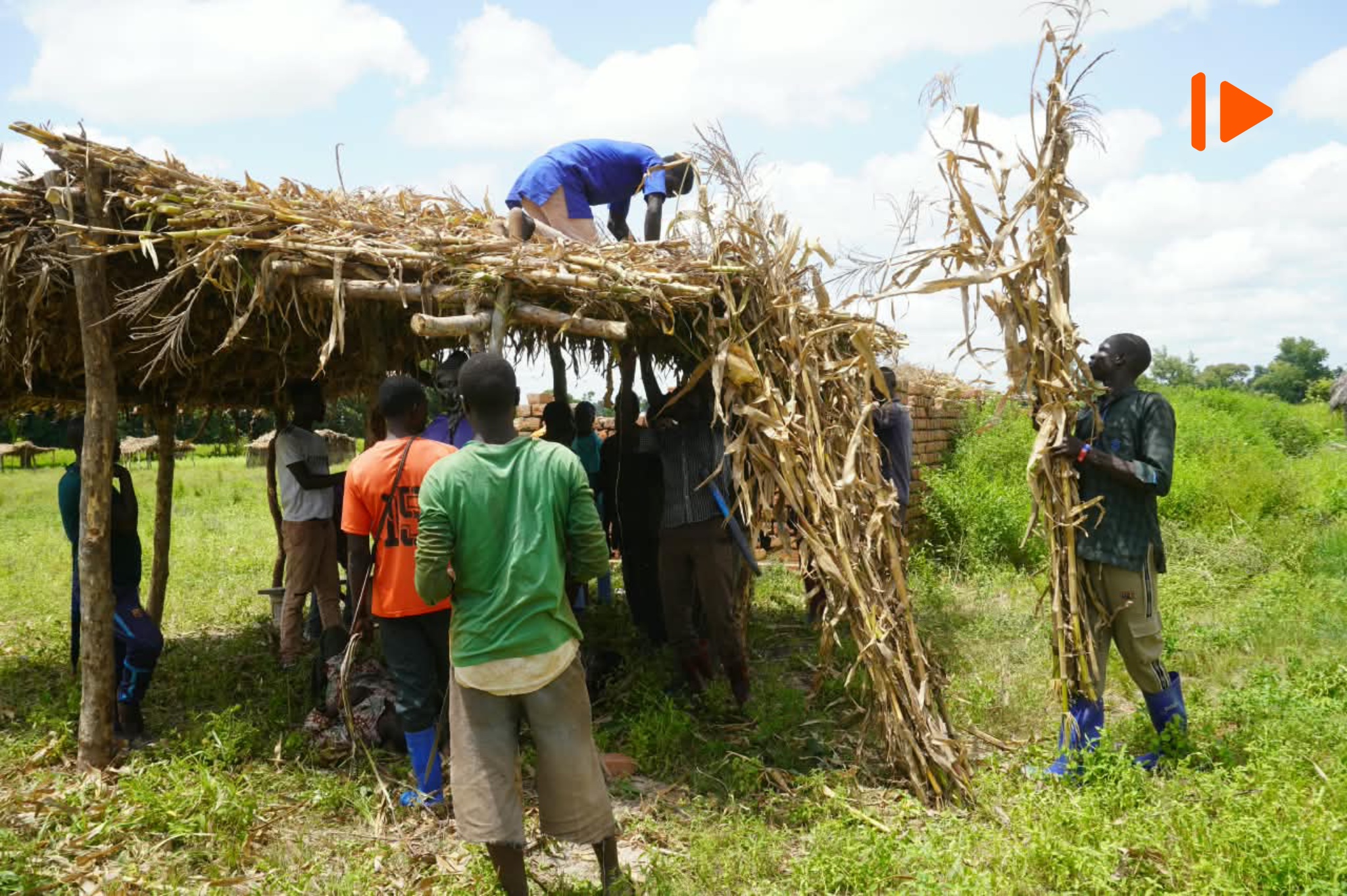 Éducation : à Djaïtou, dans le Mayo-Kebbi Ouest, les parents construisent des abris pour les élèves